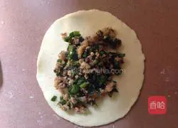 Illustration of how to make leek, meat and mushroom buns 8