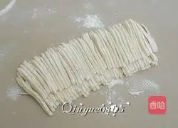 Illustration of how to make noodles with black bean sauce 7