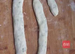 Illustration of how to make scallion pancakes 4