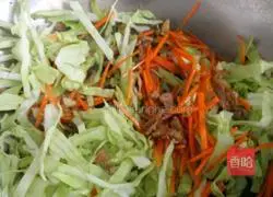 Illustration of how to stir-fry cabbage and vermicelli 3