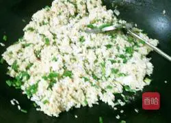 Illustration of how to make fried rice with chives 4