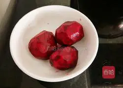 Illustration of how to make beetroot steamed buns 2