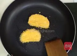 Illustration of how to make golden steamed bun slices 4