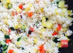 Illustration of how to make pineapple fried rice 11