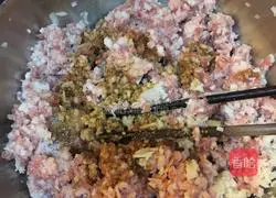 Illustration of how to make fresh meat and water chestnut dumplings 5