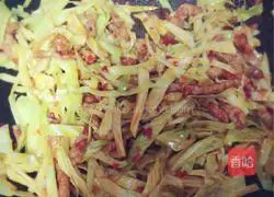 Illustration of how to make fried noodles with cabbage and shredded pork 5