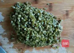 Illustration of how to make bean and meat pancakes 6