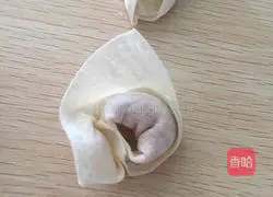 Illustration of how to make fresh meat wontons 3