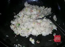 Illustration of how to make egg and ham fried rice 5