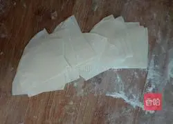 Illustration of how to make wontons stuffed with mutton and chives 4