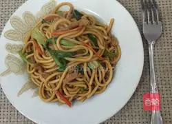 Illustration of how to make stir-fried noodles with shredded vegetables and pork 6