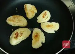 Illustration of how to fry steamed buns 4