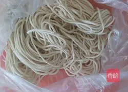 Illustration of how to make ham fried noodles 1