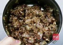 Illustration of how to make shrimp and leek dumplings 3