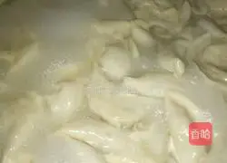 Illustration of how to make celery and pork dumplings 4