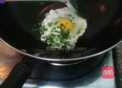 Illustration of how to make fried rice with chopped green onions and eggs 2