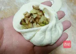 Illustration of how to make steamed buns stuffed with meat vermicelli and radish filling 6