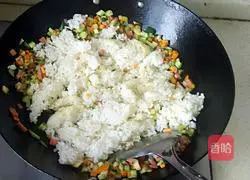 Illustration of how to make colorful vegetable fried rice 4