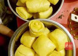 Illustration of how to make rose pumpkin steamed buns 23