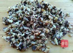 Illustration of how to make pork, mushroom, and cabbage pie 5