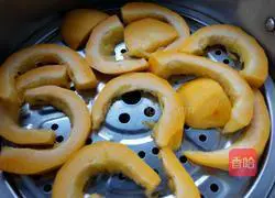 Illustration of how to make pork and cabbage buns 2