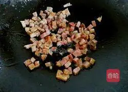 Illustration of how to make sausage and vegetable curry fried rice 3