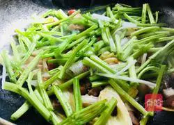 Illustration of how to make fried rice noodles with barbecued pork (Cantonese style) 8