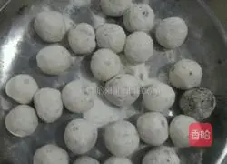 Illustration of making homemade black sesame glutinous rice balls 5