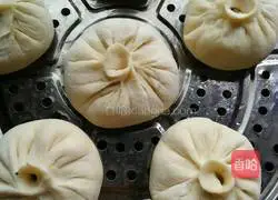 Illustration of how to make celery and pork buns 9