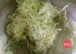 Illustration of how to make watermelon rind and pork wontons 2