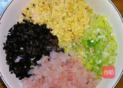 Illustration of how to make three fresh wontons 2