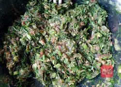 Illustration of how to make fennel and pork dumpling stuffing 9