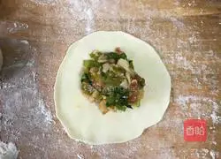 Illustration of how to make yellow mushroom, celery and pork dumplings 13