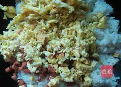 Illustration of how to make egg and ham fried rice 5