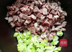 Illustration of how to make bacon and egg fried rice 1