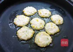 Illustration of how to make white radish and corn kernel egg pancakes 8