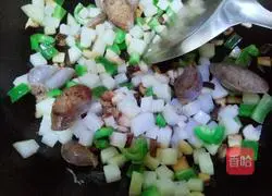 Illustration of how to make potato and sausage braised rice 14