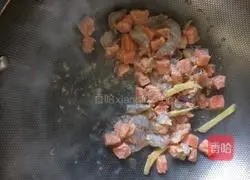 Illustration of how to make salmon, green pepper and onion fried rice 4