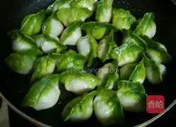 Illustration of how to make pan-fried Baicai dumplings 6