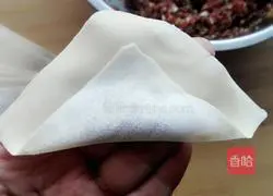 Illustration of how to make fresh meat wontons 5