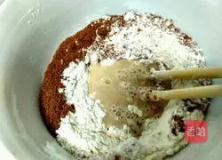 Illustration of how to cut steamed buns with two-color knife 2