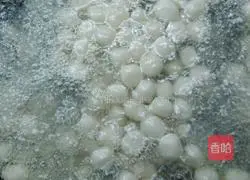 Illustration of how to make sweet-scented osmanthus rice wine dumplings 3