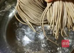 Illustration of how to make noodles with scallion oil 6