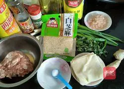 Illustration of how to make coriander and pork wontons 1