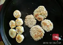 Illustration of how to make lotus root meat pie 17