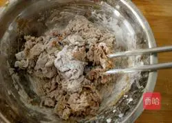 Illustration of how to cut brown sugar into small steamed buns 2