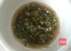 Illustration of how to make scallion pancakes 7