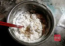 Illustration of how to roll dumpling wrappers 3