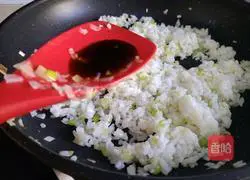 Illustration of how to make egg fried rice 8