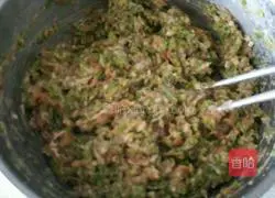 Illustration of how to make green pepper and pork dumplings 4